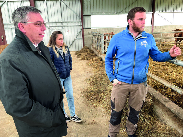 Vendredi 11 mars, à Arrou. Le sous-préfet de l'arrondissement de Châteaudun, également en charge de la ruralité, Hervé Demai, a visité l'exploitation d'Alexandre Plateau.