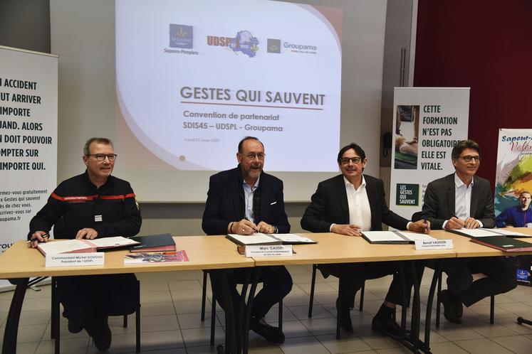 De g. à d.	: commandant Michel Gougou, président de l'UDSPL**, Marc Gaudet, président du conseil d'administration du Sdis* Loiret, Benoît Vauxion, président Groupama 45, et Éric Levens, directeur établissement Groupama 45.