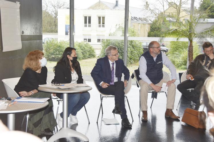 Temanuata Girard, vice-présidente de la Région en charge de l'agriculture, et François Bonneau, président de la Région, ont échangé avec les participants. 
