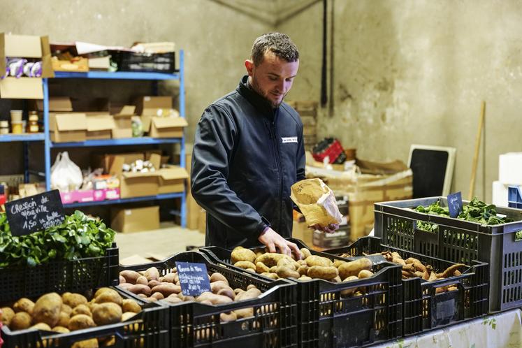 Produits locaux et produits de la ferme garnissent les étals des producteurs au cSur de l'exploitation.