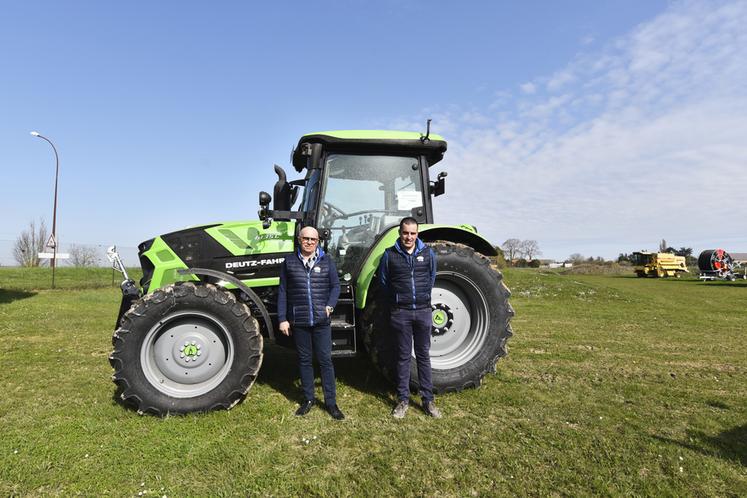 Le 21 mars, à Bouville (Eure-et-Loir). Benoit et Rémi Nouvellon présentent le 6135 C, dernier arrivé du constructeur Deutz-Fahr. 