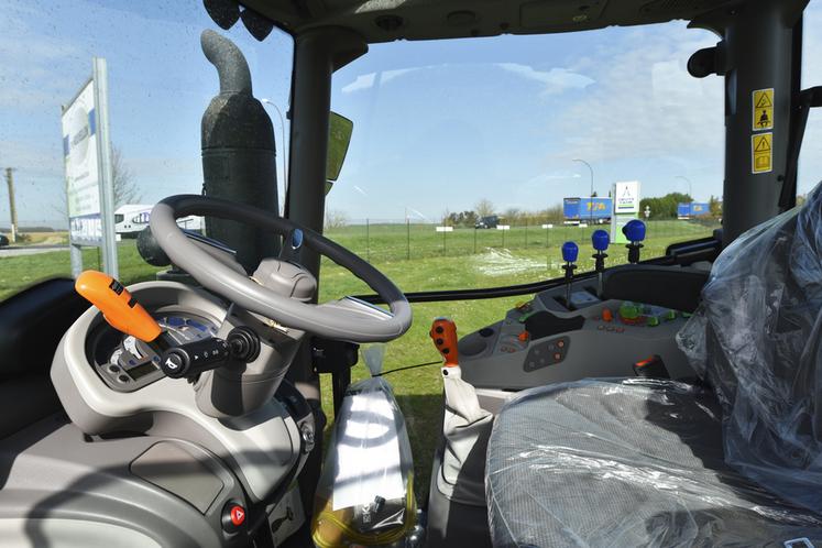 Côté cabine, le tracteur dispose des équipements de la gamme et d'un siège pneumatique. 
