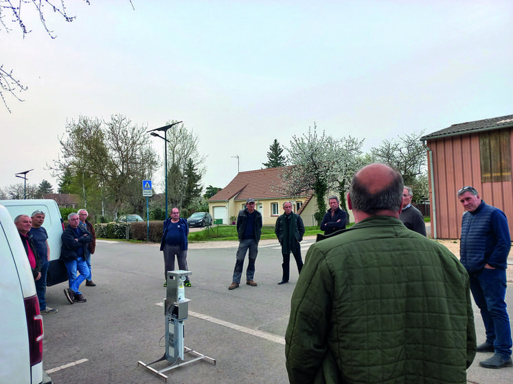 Les agriculteurs intéressés pourront découvrir le fonctionnement du laser mardi 5 avril, comme ici lors d'une précédente démonstration.