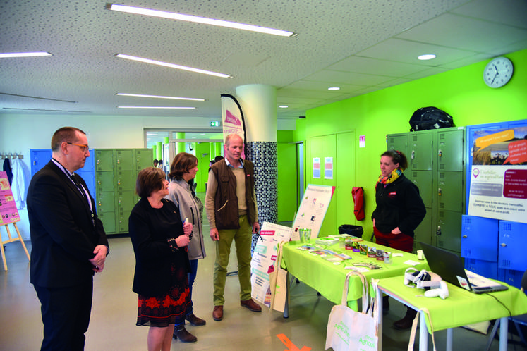 Brie-Comte-Robert, samedi 26 mars. Échanges sur le stand des Jeunes agriculteurs en présence du directeur, Rémi Prot, et du président du conseil ­d'administration du campus Bougainville, Louis-Daniel Champy.