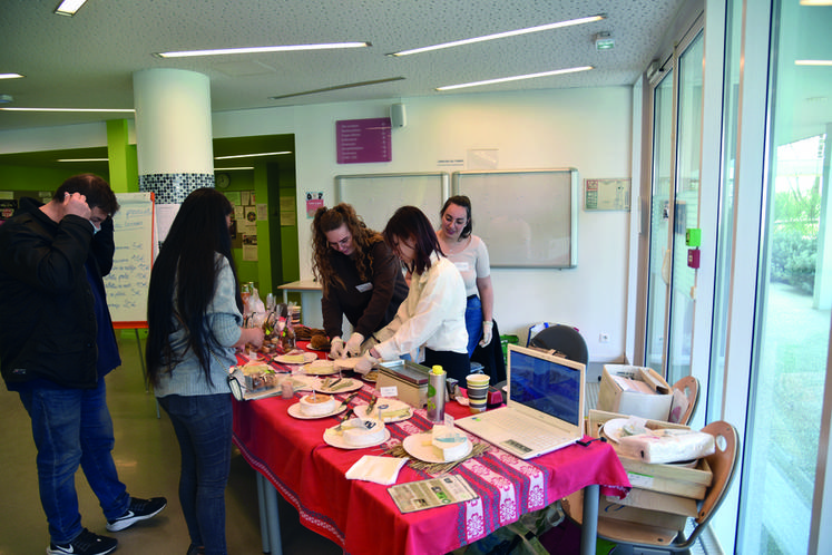 Les étudiants de BTSA Productions animales et ACSE proposaient fromages et produits locaux.