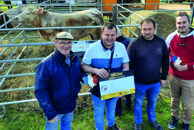 Jacky Pelletier (à g.), président de la SDA 41, accompagné de Fabrice Vannier (2e à droite) éleveur à Chaon et des bouchers acquéreurs. 