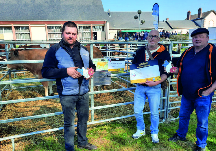 Cyrille Moreau, éleveur de parthenaises à Saint-Martin-des-Bois, en compagnie des bouchers de Chailles qui ont acheté plusieurs bêtes de races différentes lors de l'événement.