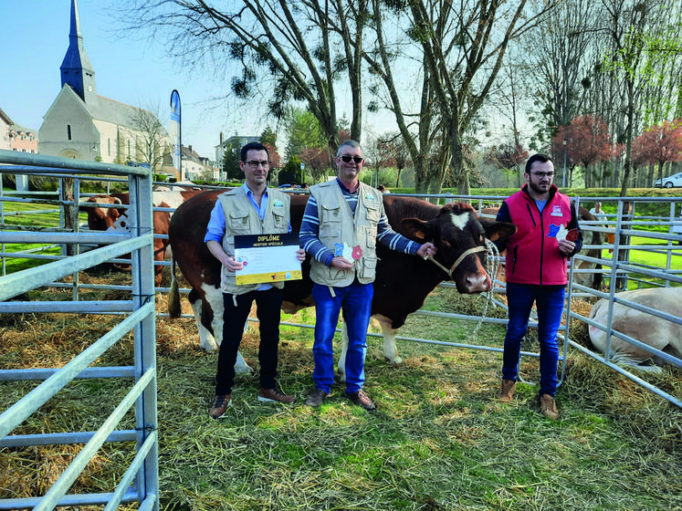 Frédéric Jaffré (au c.), éleveur de rouges des prés, est l’initiateur de l’événement. Il est accompagné du directeur de Leclerc Romorantin-Lanthenay (à g.), et l’éleveur de l’animal (à d.).