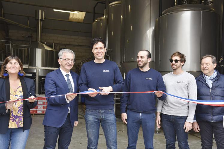 Pour l'inauguration de La Brasserie Fondamentale, François Bonneau et Delmira Dauvilliers ont coupé le ruban avec les trois fondateurs de la marque.