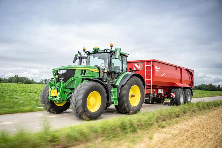 Le système Click Go AutoSetup permet de préparer les tâches à l’avance via le centre d’opération John Deere. Une fois dans la parcelle, l’antenne GPS installée sur le toit du tracteur détecte la position et les tâches prédéfinies apparaissent à l’écran.