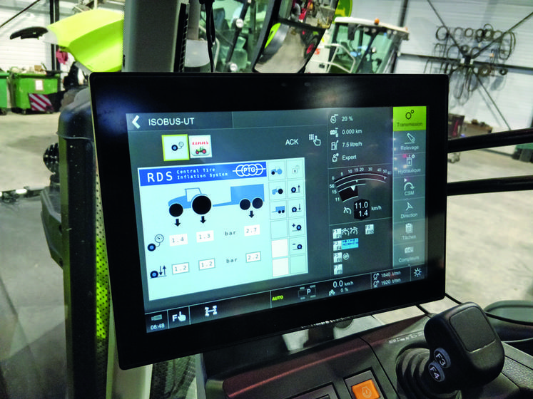 Le pilotage du télégonflage se fait via un boîtier de gestion en cabine, ou directement depuis le terminal du tracteur grâce à l’interface Isobus. 