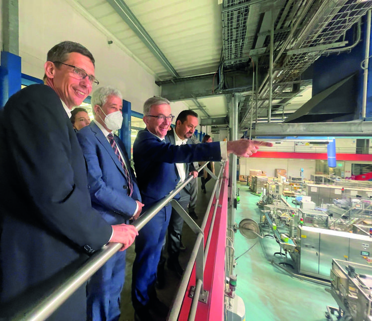 Emmanuel Vasseneix, président de LSDH, et François Bonneau, président de Région, ont fait visiter la laiterie de Saint-Denis-de-l'Hôtel à la délégation marocaine.