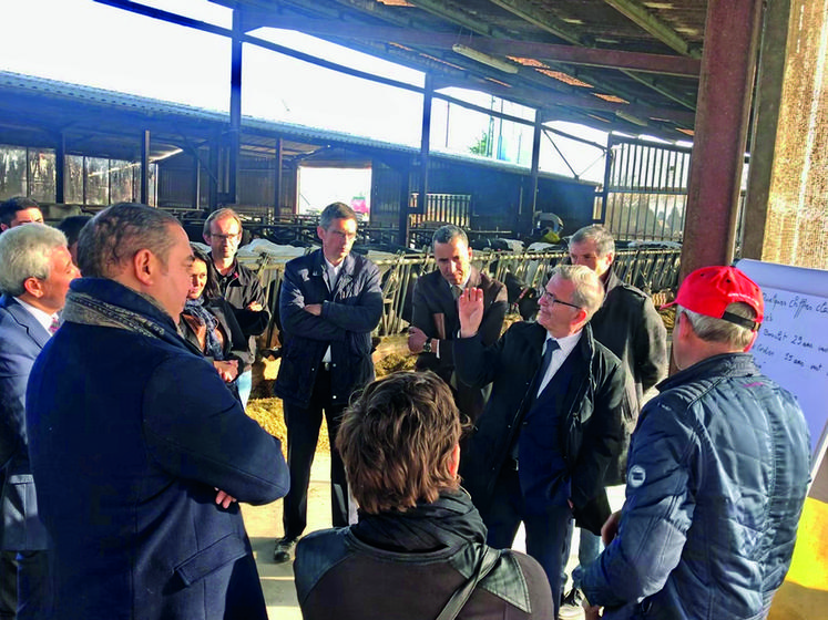 La journée a démarré par la visite de l'exploitation de vaches laitières de Bruno Cordier, à Fay-aux-Loges.