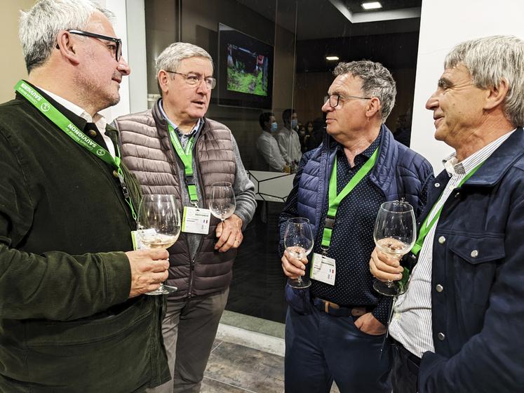 Cette année, c'est Jean-Christophe Mandard (2e à g.) qui a remporté le Concours mondial du Sauvignon avec son millésime 2020.