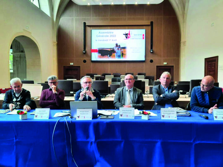 Vendredi 1er avril, à Blois. La SDA 41 a tenu son assemblée générale en ­présence de Philippe Gouet (3e à g.), président du Département. 