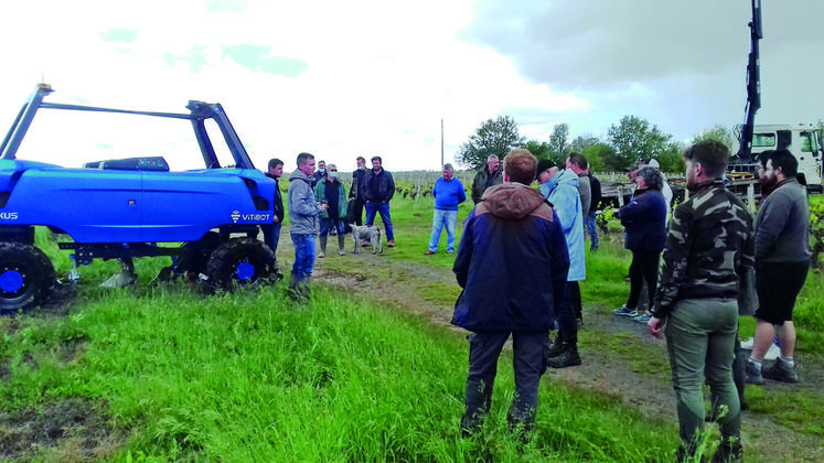 En octobre dernier à Monthou-sur-Cher, la FRCuma CVL a mis en lice des trains d’entretien classiques du sol avec un robot enjambeur.