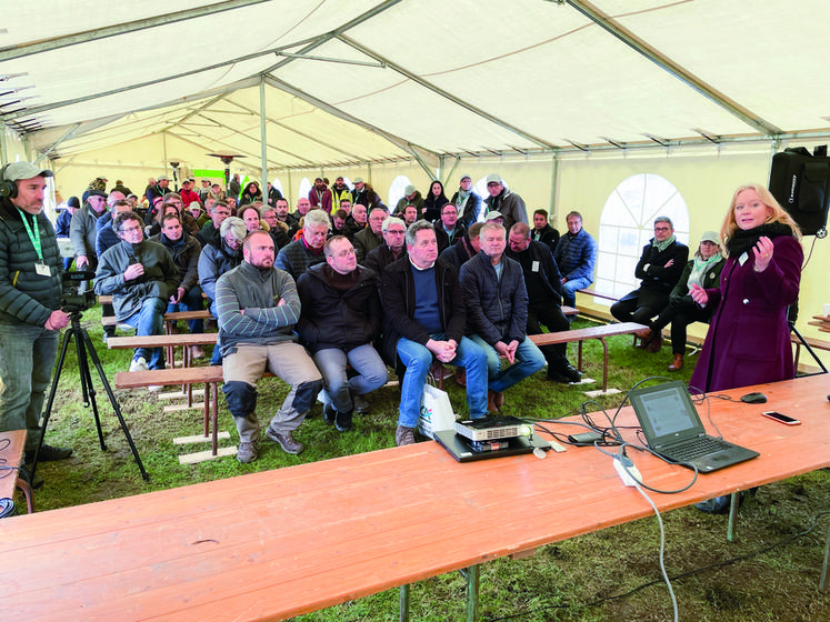 Le 31 mars, à Rueil-la-Gadelière. Une centaine d'exploitants a répondu à l'invitation de la Caisse locale de Brezolles du Crédit agricole et écouté l'intervention de la responsable de la filière viande de la banque, Béatrice Éon de Chezelles (à d.).