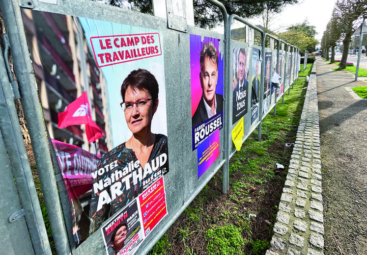 affiche lors du premier tour des élections présidentielles s'est tenu dimanche 10 avril 2022.