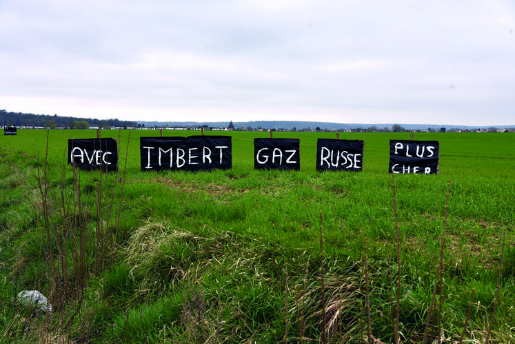 Plusieurs messages ont été installés sur des palettes dans les champs.