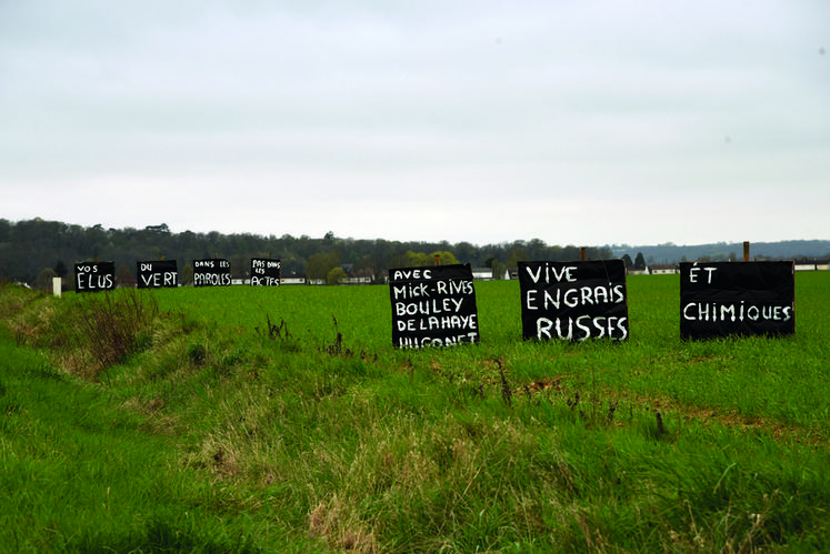 Les agriculteurs ont dénoncé le manque de soutien de plusieurs élus locaux.