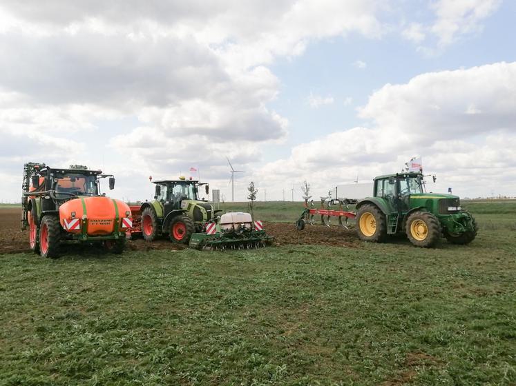 Le 2 avril, à Toury. Trois adhérents Jeunes agriculteurs du canton de Janville ont lancé l'opération Semis solidaires en labourant et semant une parcelle de quatre hectares.