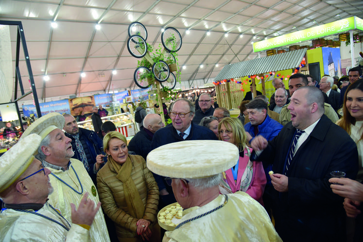 L'invité d'honneur donne de la voix avec la Confrérie du brie de Meaux. En arrière fond, l'espace de la région Centre-Val de Loire qui mettait en avant les produits locaux, dont les AOP des fromages de chèvre, et les jardins.