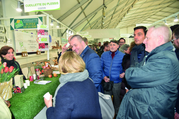 Visite sur le stand de la Cueillette du Plessis, qui compte deux sites en Seine-et-Marne.
