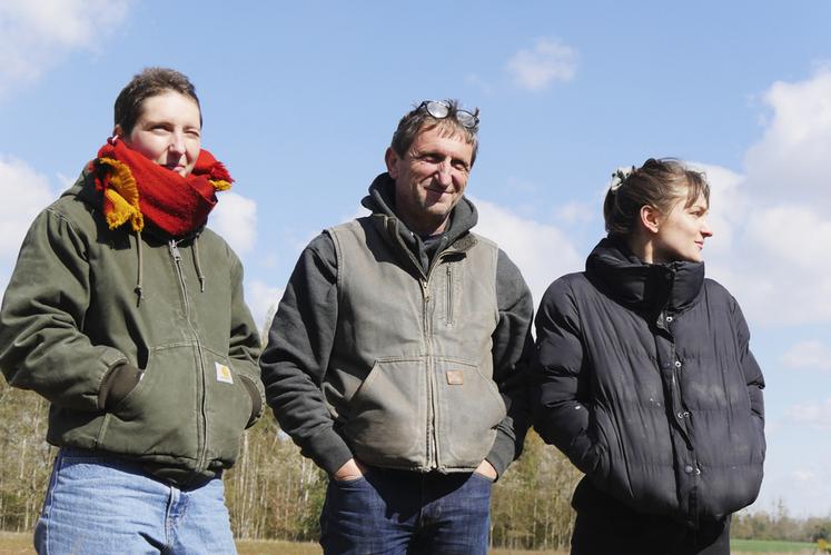 Thierry Puzelat et ses deux filles Louise et Zoé, un trio motivé pour relancer le cépage oublié. 