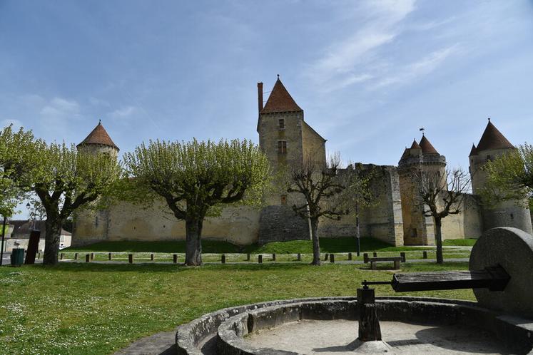 Le château de Blandy-les-Tours vu depuis la place de l'église.