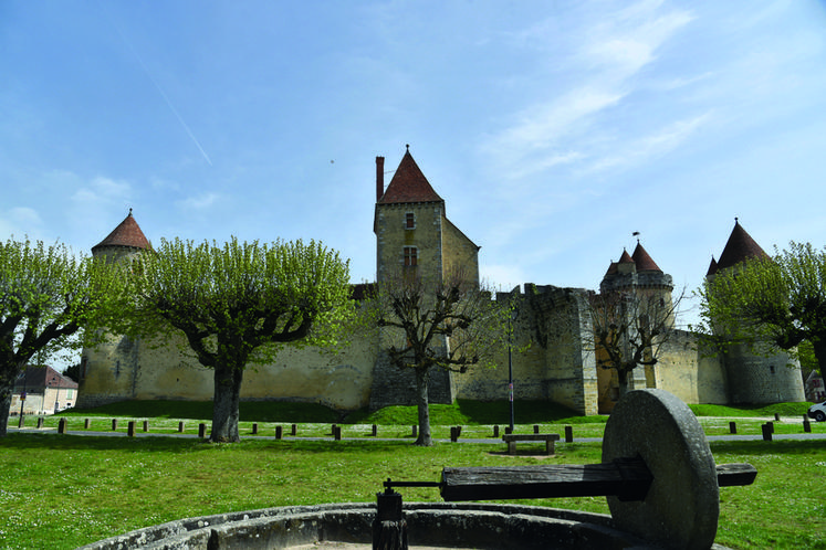 Le château de Blandy-les-Tours depuis la place de l'église.