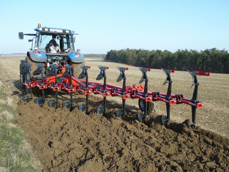 Les charrues déchaumeuses travaillent généralement entre 12 et 17 cm de profondeur.