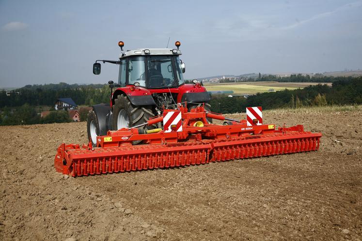 Un capteur de température informe le conducteur de la sollicitation excessive de l’outil de travail du sol.