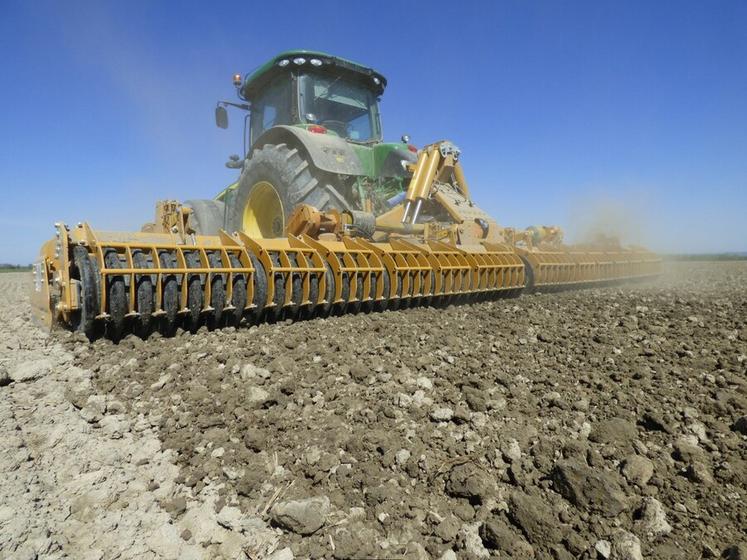 Le système AI-Move d’Alpego pilote de manière autonome la barre niveleuse pour une finesse de travail homogène.