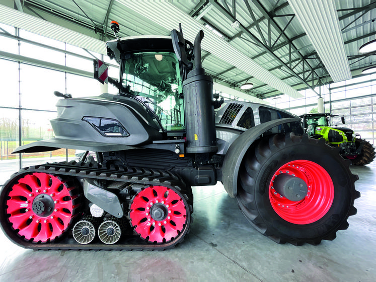 Le showroom du site Claas d'Ymeray met en valeur les plus belles machines de la marque.