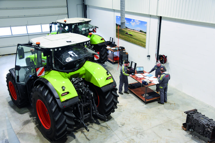 Jeudi 7 avril, à Ymeray. Le centre de formation de Claas compte une dizaine d'ateliers comme celui-ci, où les techniciens peuvent approfondir leur connaissance du matériel.