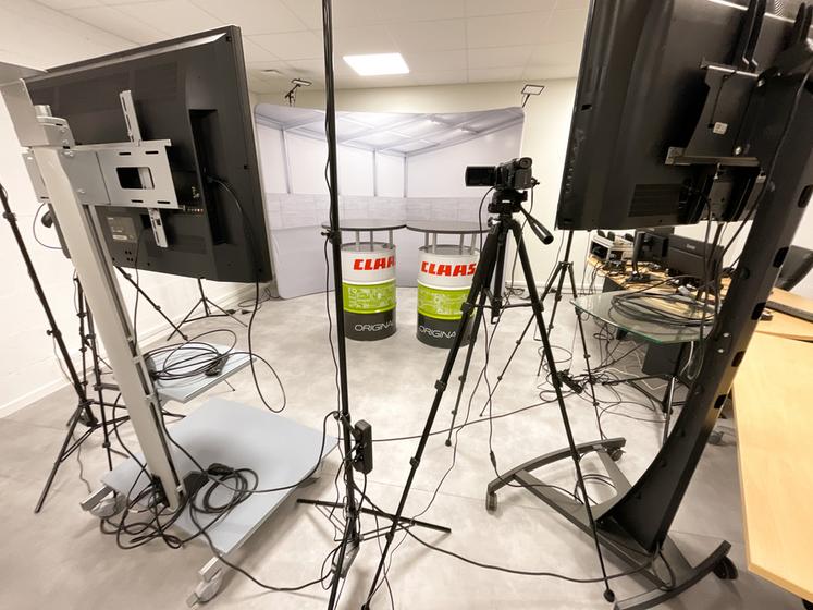 Le 7 avril, à Ymeray, chez Claas. Une installation spéciale pour les réunions en distanciel.