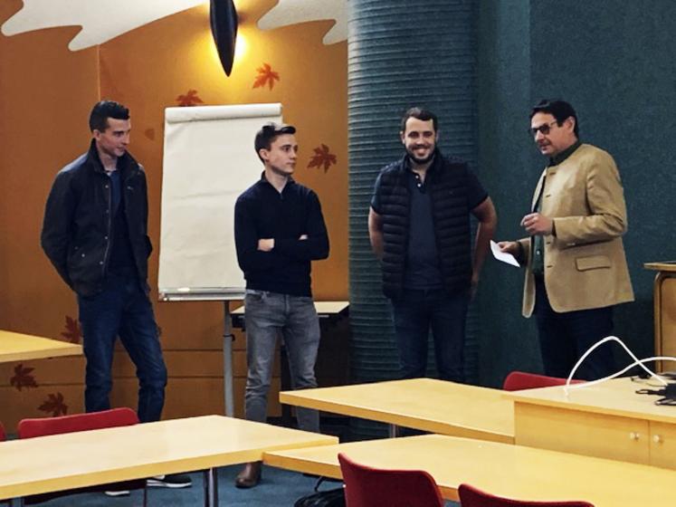 Le 13 avril, à Orléans. Benoît Vauxion remet une aide de la Safer pour l’installation à trois jeunes agriculteurs.