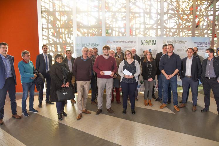 Le 11 avril, à Chartres. Cécilia Hullot et Axel Besnard (au c.), ont reçu une aide de la Safer pour leur installation.