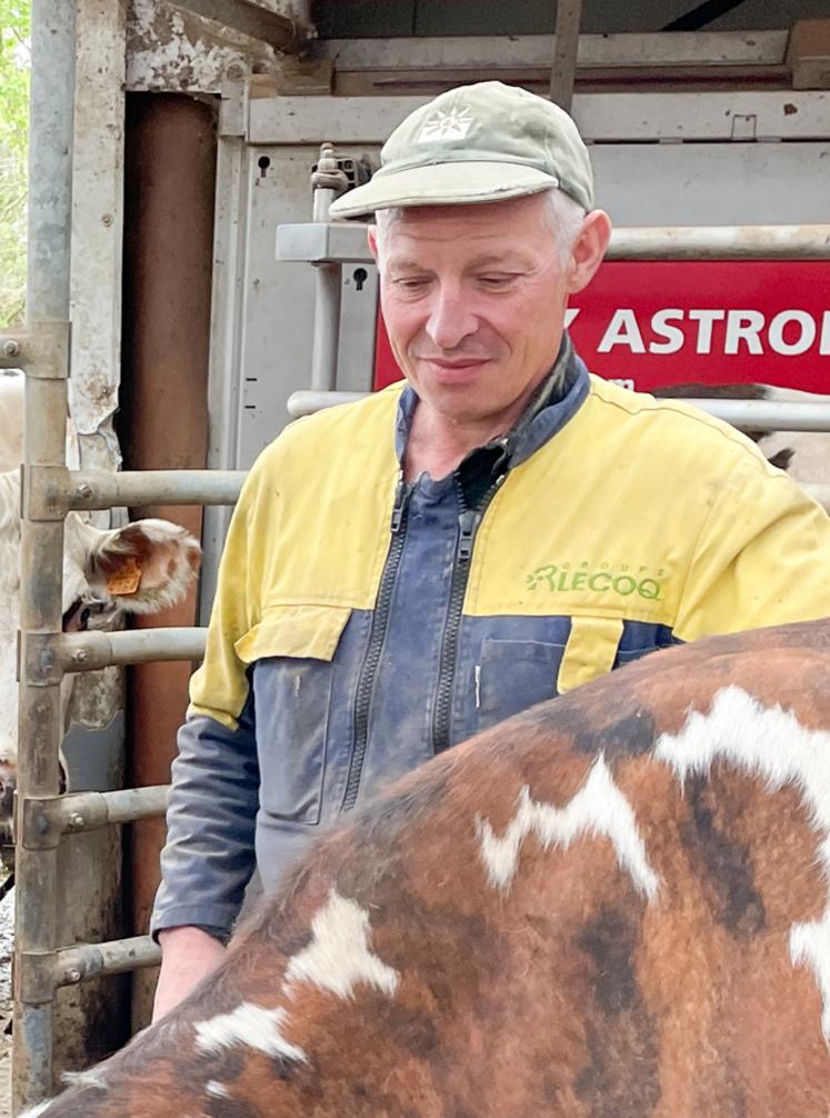 Éleveur laitier en Gaec à Champrond-en-Gâtine, Bernard Bigeault est plutôt résigné devant cette hausse qu'il juge limite.