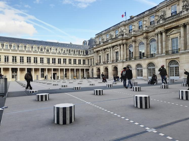 Les Colonnes de Buren sont visibles à proximité immédiate de l'installation.