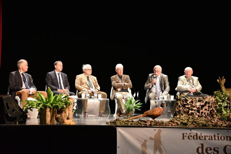 Sur l'estrade, de nombreux élus étaient au rendez-vous, notamment le maire de la ville hôte, Jean-Luc Riglet et Jean-Paul Rigneau, représentant de la chambre d’Agriculture à la Commission départementale de la chasse et de la faune sauvage, remplaçant pour la matinée Jean-Marie Fortin, président de la chambre d’Agriculture du Loiret.