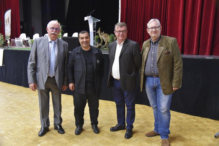 Le député de la 6e circonscription du Loiret, Richard Ramos aux côtés du président, d'un administrateur et du secrétaire général de la FDC 45.