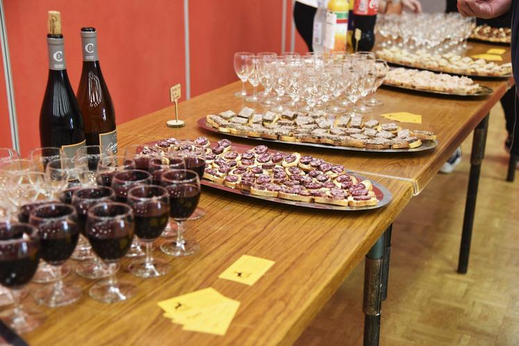 En fin de matinée, la FDC 45 avait organisé un apéritif à base de produits de venaison	: de quoi régaler l'assemblée	!