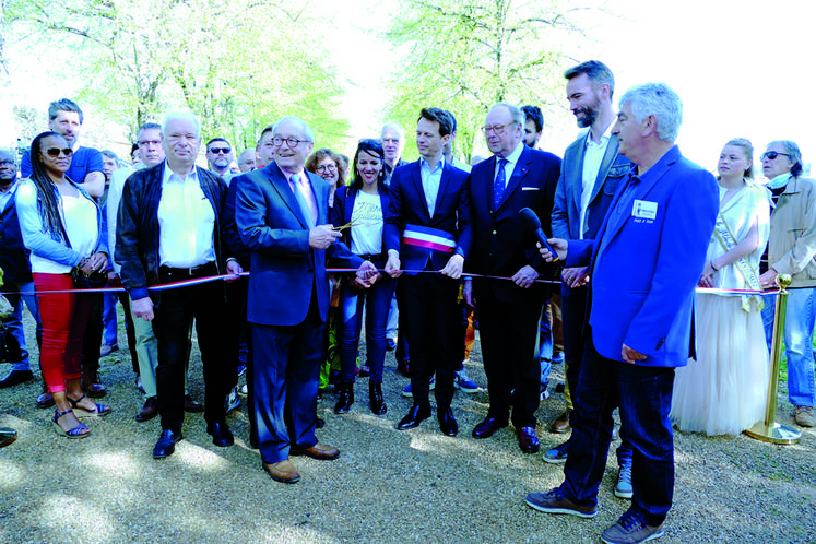 Montereau-Fault-Yonne, vendredi 15 avril. Le président du comité de foire de la Saint-Parfait, François Timbert, coupe le ruban à l'entrée de la foire qui prend place au parc des Noues.