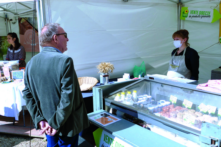 La petite fleur de Bienvenue à la ferme s'affiche fièrement sur le stand de la ferme des Petits bois située à Montigny-Lencoup.