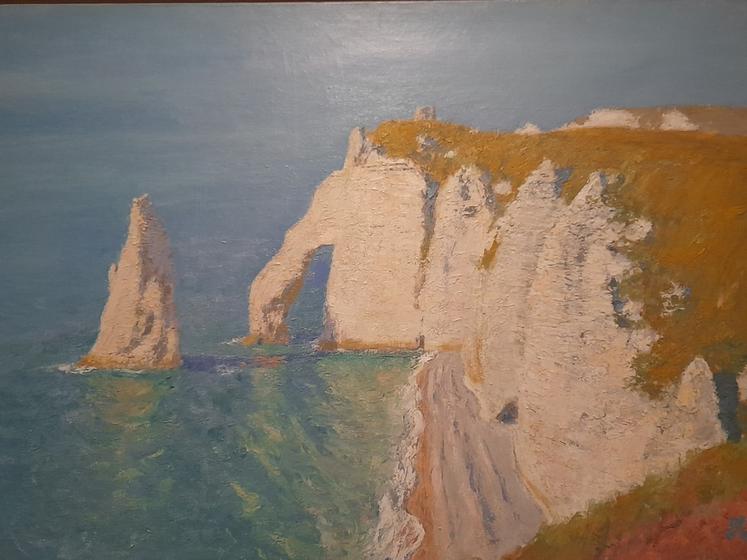 La toile « Porte d'Aval, Étretat » de Jean-Francis Auburtin est accrochée dans l'une des salles.