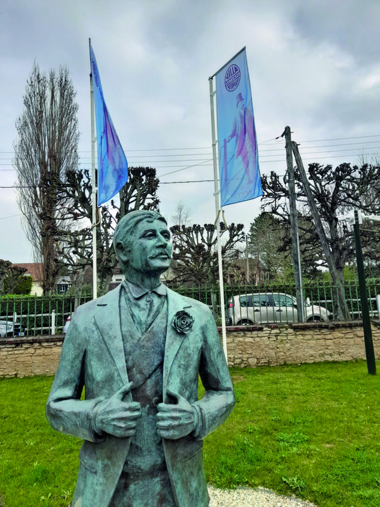 Le visiteur est accueilli par Marcel Proust.