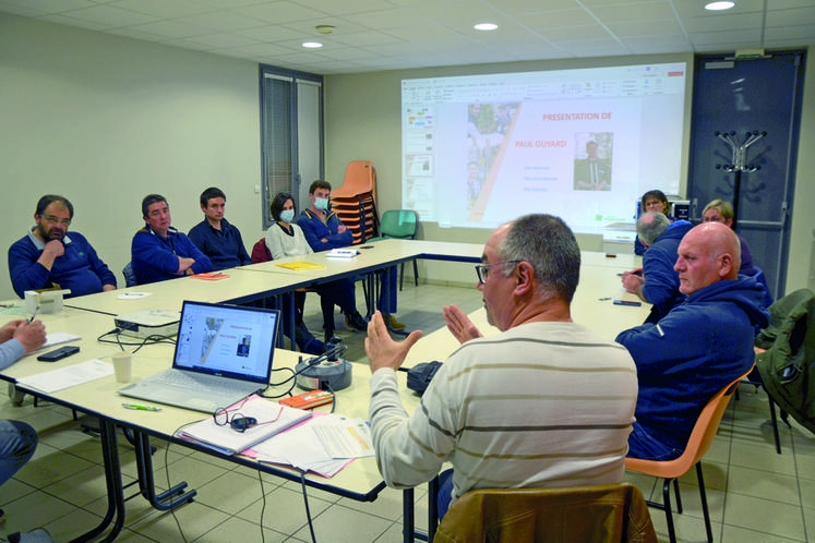 Plusieurs aviculteurs se sont réunis à Nesploy afin de constituer un groupe en emploi partagé autour d'un agent de remplacement.