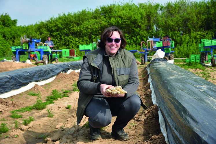 À Ablis (Yvelines), le 26 avril. Claire Perrot-Léquippé s'est lancée dans la production d'asperges en 2019.