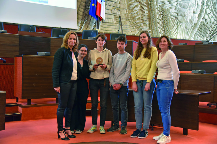 Le lycée Jean-Zay s'est vu remettre un des trophées des Défis réduc-gaspi par Carole Canette, vice-présidente de la Région.